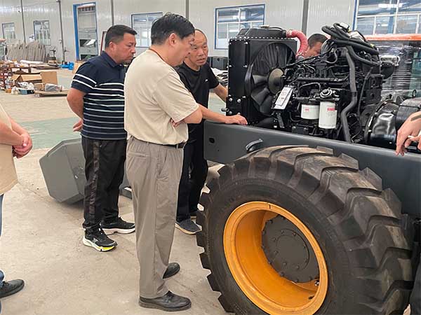创联董事长卢总下车间和员工研讨装载机生产过程中遇到的问题